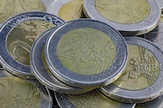Čínský gang v Itálii pustil do oběhu desetitisíce falešných dvoueurových mincí - Novinky
